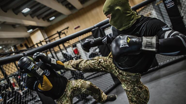 Ähnliche Strukturen: Sowohl in in Hammelburg, als auch am Standort des Kommandos Spezialkräfte in Calw werden Soldaten im militärische Nahkampf ausgebildet. Die truppendienstliche Zuständigkeit der Infanterieschule Hammelburg für die Ausbildung in Calw ist Bestandteil der Umstrukturierung des KSK.       -  Ähnliche Strukturen: Sowohl in in Hammelburg, als auch am Standort des Kommandos Spezialkräfte in Calw werden Soldaten im militärische Nahkampf ausgebildet. Die truppendienstliche Zuständigkeit der Infanterieschule Hammelburg für die Ausbildung in Calw ist Bestandteil der Umstrukturierung des KSK.