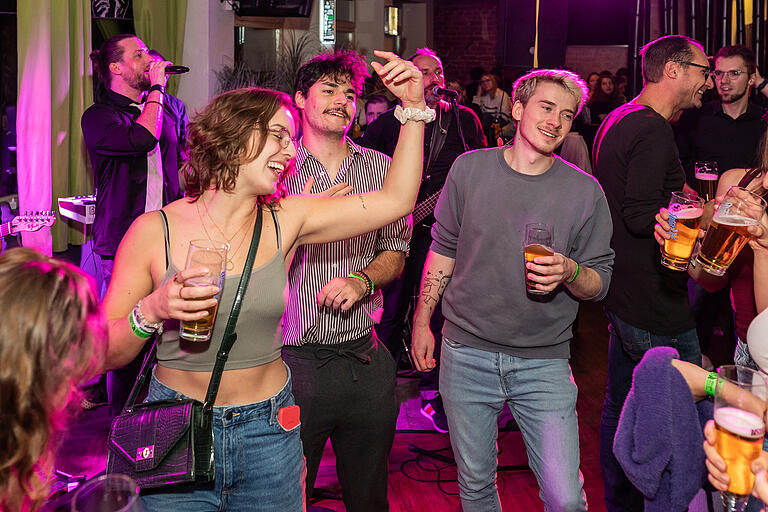 Für Feierstimmung sorgte die Band 'Dance the funky Chicken' im Wohnzimmer.