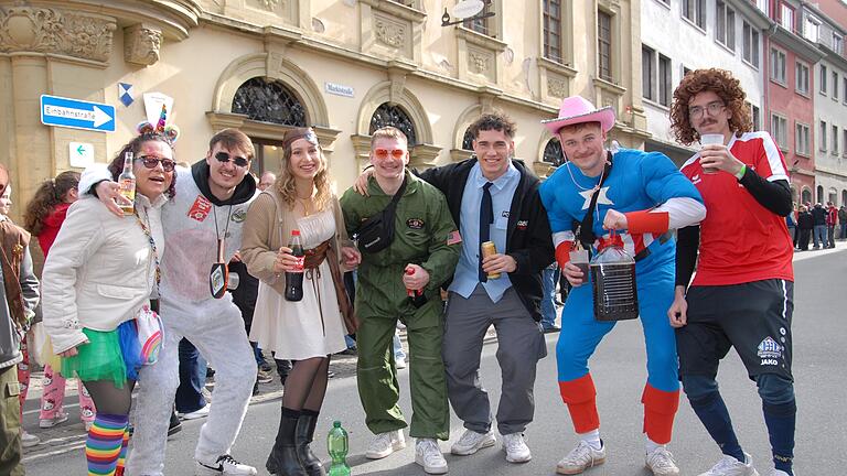 Der Gratis-Alkohol floss im Faschingsumzug in Strömen und nicht nur diese Jungs im Bild hatten schon ordentlich vorgeglüht.