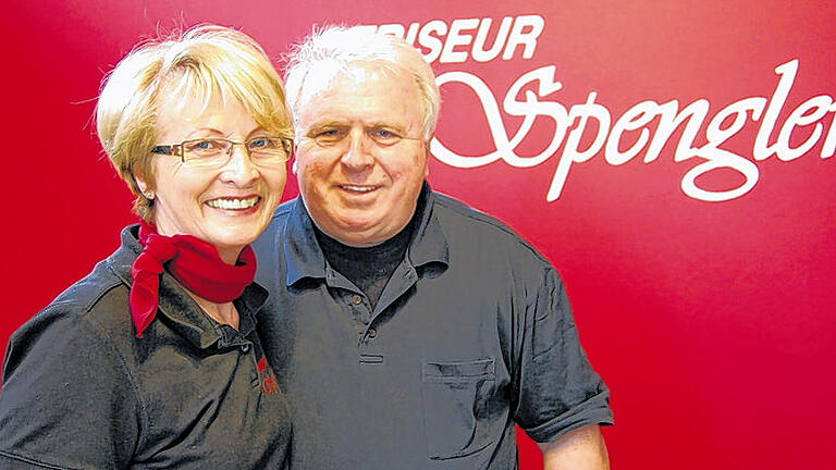 Abschied nach 50 Jahren: Gisela und Ulrich Spengler geben ihren Salon in der Martin-Luther-Straße zum 1. August auf. Abschied nach 50 Jahren: Gisela und Ulrich Spengler geben ihren Salon in der Martin-Luther-Straße zum 1. August auf.