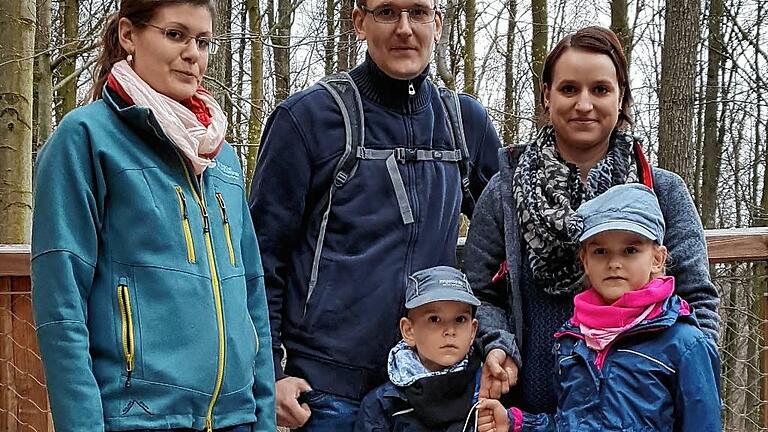 Leiterin Miriam Langenbucher (links im Bild) konnte mit dieser Familie aus der Region Bamberg jetzt bereits den 50 000. Besucher seit der Eröffnung am 19. März auf dem Baumwipfelpfad Steigerwald der Bayerischen Staatsforsten bei Ebrach begrüßen.