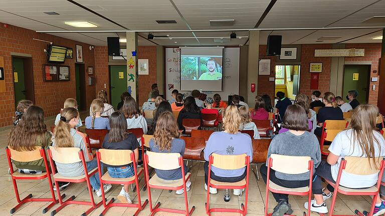 Die 6. Klassen der Marktbreiter Realschulen verfolgten in der Aula den Live-Beitrag des Fachmanns direkt aus dem Tiergarten Nürnberg.