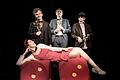 Dostojewskis 'Der Spieler' in der Theaterwerkstatt mit Polina Alexandrowna (Sophia Memmel/vorne) und (von links) Der General (Andreas Protte), Alexej Iwanowitsch (Alexander Zamzow) sowie Mister Astley (Ursula Bertelmann)