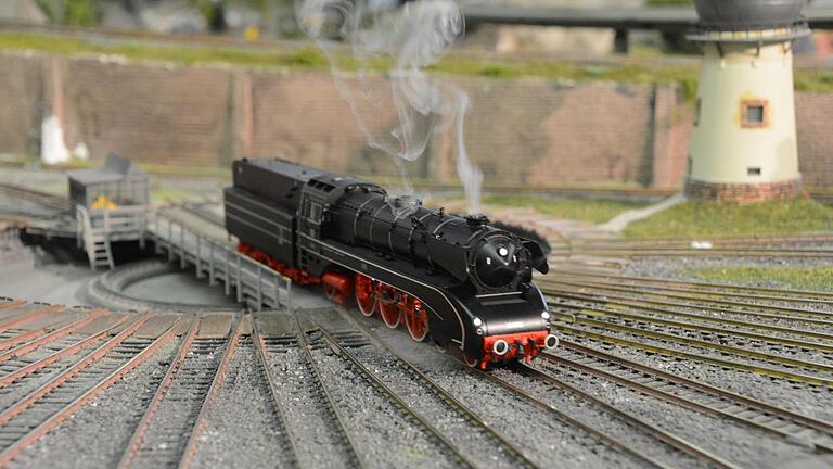 Eine große Dampflok im Bahnbetriebswerk - auch sie wird bei der Modellbahnausstellung zu sehen sein.