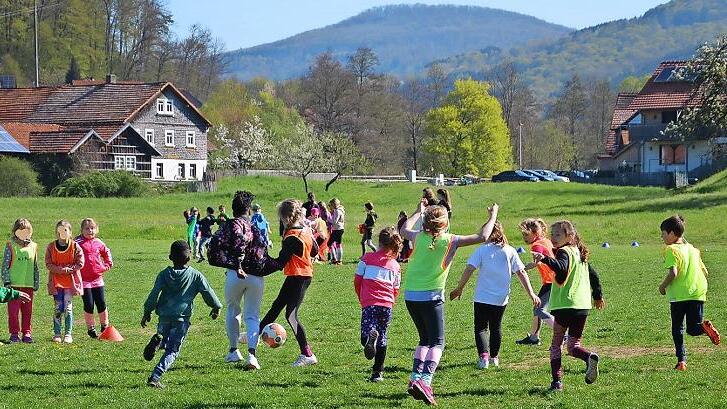 Die Ballhelden aus Riedenberg sammelten Geld für Kinder in Not – und hatten selbst viel Spaß dabei. - Die Ballhelden aus Riedenberg sammelten Geld für Kinder in Not – und hatten selbst viel Spaß dabei. Die Ballhelden aus Riedenberg sammelten Geld für Kinder in Not – und hatten selbst viel Spaß dabei. - Die Ballhelden aus Riedenberg sammelten Geld für Kinder in Not – und hatten selbst viel Spaß dabei.
