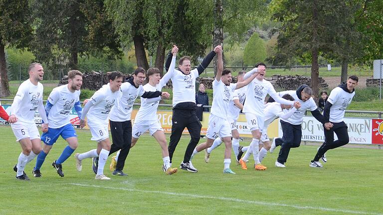 Ausgelassenheit am späten Samstagnachmittag: Der TSV Karlburg ist Landesliga-Meister und daher zurück in der Bayernliga.