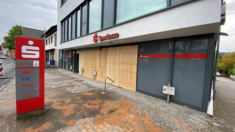 Bei der Bankfliale der Sparkasse Mainfranken Würzburg, die am Dienstagmorgen Ziel einer Automatensprenung war, gehen die Aufräumarbeiten bereits voran.