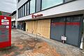 Bei der Bankfliale der Sparkasse Mainfranken Würzburg, die am Dienstagmorgen Ziel einer Automatensprenung war, gehen die Aufräumarbeiten bereits voran.
