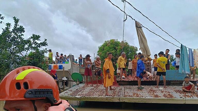Tropensturm Trami auf den Philippinen - Viele mussten lange auf ihren Dächern ausharren, bis Helfer sie erreichten. Tropensturm Trami auf den Philippinen - Viele mussten lange auf ihren Dächern ausharren, bis Helfer sie erreichten.