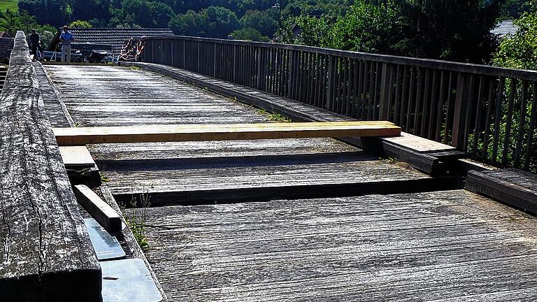 Kurze Lebensdauer: Die Brücke über die Bahnlinie bei Morlesau war für eine Untersuchung vorübergehend gesperrt.