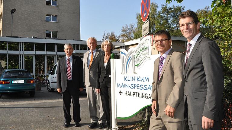 Das Thema Klinikum beschäftigte den Landrat häufig. Das Bild zeigt ihn beim Dienstantritt des damaligen Klinikreferenten Hans-Peter Quindeau im Jahr 2011. Das Thema Klinikum beschäftigte den Landrat häufig. Das Bild zeigt ihn beim Dienstantritt des damaligen Klinikreferenten Hans-Peter Quindeau im Jahr 2011.