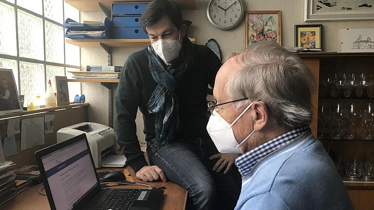 Bürgermeister Alexander Knahn erklärt seinem 82-jährigen Vater Arnulf Knahn, wie er sich online für die Corona-Impfung anmelden kann. Bürgermeister Alexander Knahn erklärt seinem 82-jährigen Vater Arnulf Knahn, wie er sich online für die Corona-Impfung anmelden kann.