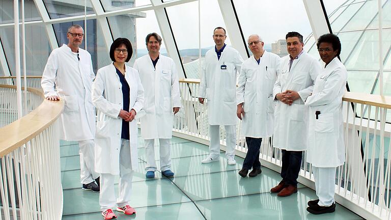Das erfahrene Ärzteteam der interdisziplinären Fachbereiche Kardiologie I und Kardiochirurgie rund um Chefarzt Prof. Dr. med. Sebastian Kerber (Dritter von links) am Rhön-Klinikum Campus Bad Neustadt (von links): PD Dr. med. Wilko Reents (Oberarzt, Klinik für Kardiochirurgie), Dr. med. Martina Hautmann, PD Dr. med. Sebastian Barth, Dr. med. Jan Kikec (Oberärzte, Klinik für Kardiologie I), Dr. med. univ. Aris Lenos und Dr. med. Fitsum Lakew (Oberärzte, Klinik für Kardiochirurgie). Das erfahrene Ärzteteam der interdisziplinären Fachbereiche Kardiologie I und Kardiochirurgie rund um Chefarzt Prof. Dr. med. Sebastian Kerber (Dritter von links) am Rhön-Klinikum Campus Bad Neustadt (von links): PD Dr. med. Wilko Reents (Oberarzt, Klinik für Kardiochirurgie), Dr. med. Martina Hautmann, PD Dr. med. Sebastian Barth, Dr. med. Jan Kikec (Oberärzte, Klinik für Kardiologie I), Dr. med. univ. Aris Lenos und Dr. med. Fitsum Lakew (Oberärzte, Klinik für Kardiochirurgie).