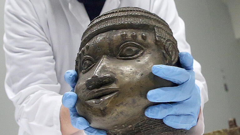 Benin-Bronzen.jpeg       -  Eine Museumsmitarbeiterin verpackt eine der Benin-Bronzen für die Rückgabe nach Nigeria.