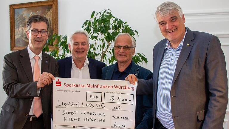 Das Benefizkonzert des Lions Club Würzburg mit Mezzosopranistin Waltraud Meier und dem Philharmonischen Orchester spielte 27.500 Euro für gute Zwecke ein. 5500 Euro erhielt nun die Stadt Würzburg für die Ukraine-Hilfe. Oberbürgermeister Christian Schuchardt nahm den Scheck entgegen von Jürgen Pannenbecker, Hubert Schlick, Norbert Hufgard&nbsp; (von links).