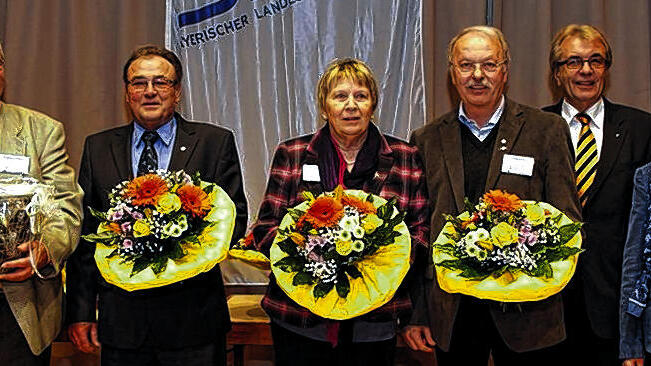 Verabschiedungen beim BLSV-Bezirkstag: (von links) Günther Jackl (Bezirksvorsitzender), Burkard Rickert (ehem. Bezirksreferent Sportstätten), Hermann Roos (ehem. Bezirksvorsitzender), Ellen Tonne (Referentin Seniorensport), Anton Kendel (Referent Schule & Sport), Günther Lommer (BLSV-Präsident), Renate Menzel (stellvertretende Bezirksvorsitzende) und Karl-Heinz Hübner (stellvertretender Bezirksvorsitzender).