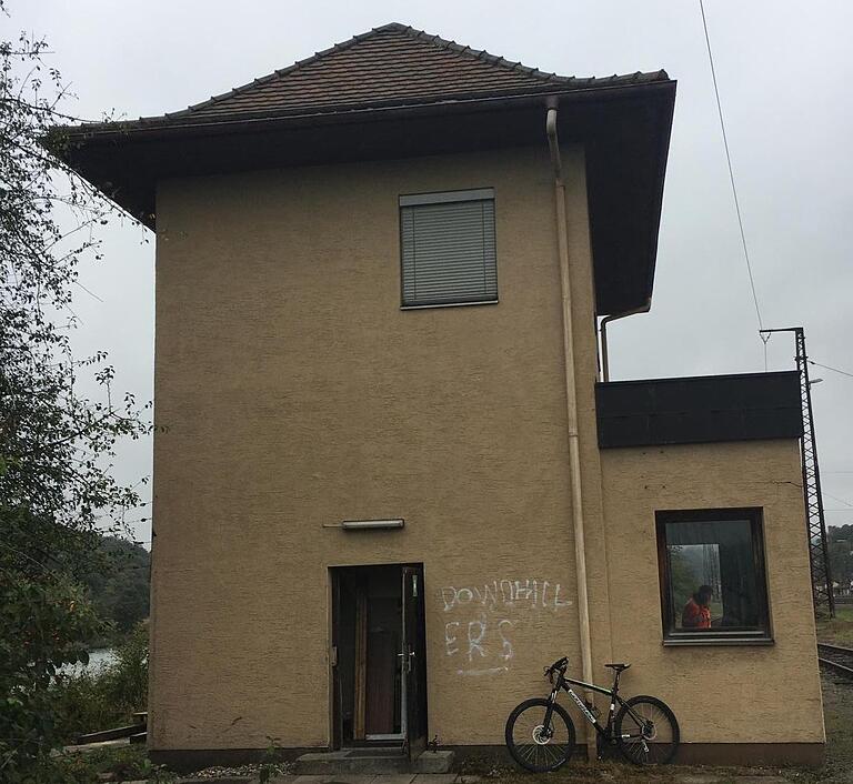 In diesem Betriebsgebäude am Gemündener Bahnhof lebt der Obdachlose, der am Montag Ausfälle im Rangierbereich des Bahnhofs verursachte.