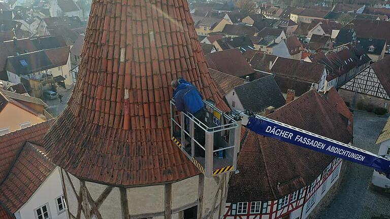 Ganz besonders geformt sind die Dachziegel des Schulglockenturms der Ostheimer Kirchenburganlage. Eine Meininger Spezialfirma war vergangene Woche mit der Notsicherung des Daches beauftragt.