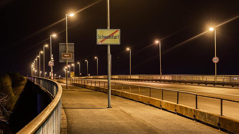 Die Schweinfurter Hahnenhügelbrücke während der nächtlichen&nbsp;Ausgangssperre.