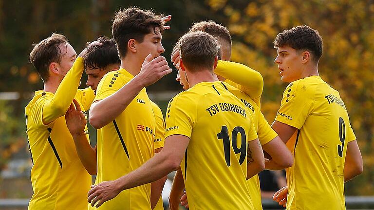 Jubel bei den Spielern des TSV Eisingen nach einem Tor im Bezirksliga-Duell gegen den TSV Kleinrinderfeld. Als Sechster schauen die Eisinger auf einen erfolgreichen ersten Abschnitt dieser Saison zurück.