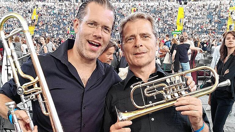 Roman Riedel freut sich mit Musiker Reinhold Roth über den neuen Weltrekord. Roman Riedel freut sich mit Musiker Reinhold Roth über den neuen Weltrekord.