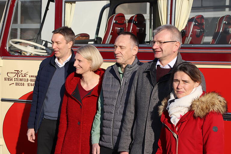 Main-Post-Tour mit den fünf Landratskandidaten im Oldtimerbus durch Main-Spessart. Start in Hausen: Die fünf Kandidaten (von links) Christoph Vogel, Pamela Nembach, Chistian Baier, Hubert Fröhlich und Sabine Sitter.