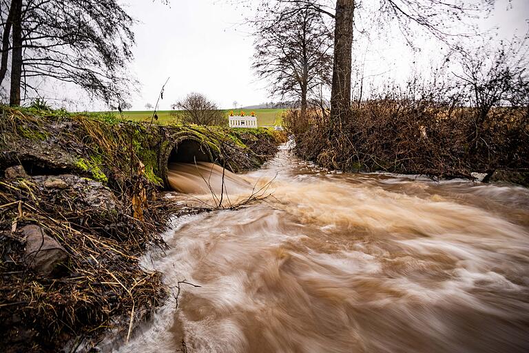 Das Nadelöhr: Wenn der Biber das Rohr mit Ästen verlegt, staut sich an dieser Stelle das Wasser und strömt über die Flussquerung.