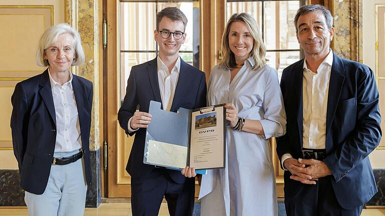 DVPB-Abiturpreis 2024 Preisverleihung im Bayerischen Landtag (von links): Prof. Dr. Ursula Münch (Direktorin Akademie für Politische Bildung Tutzing), Jonas Neuberger (Wirsberg Gymnasium Würzburg), Anna Stolz (Bayerische Staatsministerin für Unterricht und Kultus) und Prof. Dr. Stefan Rappenglück (Vorsitzender Deutsche Vereinigung für Politische Bildung e.V. Bayern).