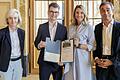 DVPB-Abiturpreis 2024 Preisverleihung im Bayerischen Landtag (von links): Prof. Dr. Ursula Münch (Direktorin Akademie für Politische Bildung Tutzing), Jonas Neuberger (Wirsberg Gymnasium Würzburg), Anna Stolz (Bayerische Staatsministerin für Unterricht und Kultus) und Prof. Dr. Stefan Rappenglück (Vorsitzender Deutsche Vereinigung für Politische Bildung e.V. Bayern).