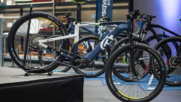 Im Unterrohr ist der Akku des E-Bikes sicher und stoßfest verschwunden. Im Unterrohr ist der Akku des E-Bikes sicher und stoßfest verschwunden.