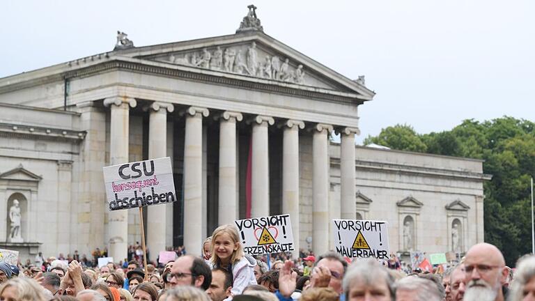 Demonstration       -  Tausende Menschen demonstrierten auf dem Königsplatz in München.