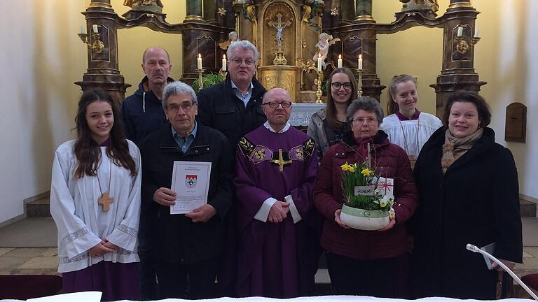 Im Bild von links: Herbert Volpp, Walter Koch, Kirchenpfleger Karl-Heinz Baumeister, Pfarrer Leo Brand, Pauline Beck, Mesnerin Edith Koch, Sabine Thanisch und zwei Ministrantinnen.