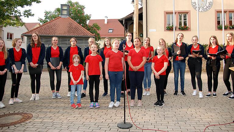 Der Kinder- und Jugendchor Karbach überzeugte am Freitagabend mit frischem und fröhlichen Gesang auf dem Marktplatz in Karbach.