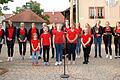 Der Kinder- und Jugendchor Karbach überzeugte am Freitagabend mit frischem und fröhlichen Gesang auf dem Marktplatz in Karbach.