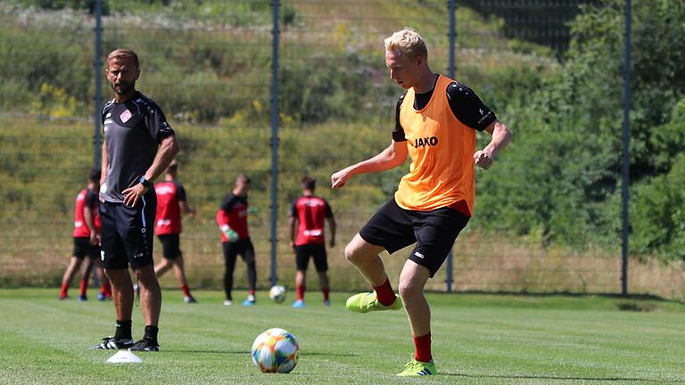 Unter Beobachtung: Kickers-Trainer Michael Schiele (links) schaut bei Neuzugang Luke Hemmerich genau hin.