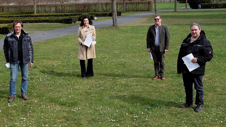 Stefan Hetterich (links) sowie (von rechts) Dieter Reisenweber und der unterfränkische&nbsp; BBV-Präsident Stefan Köhler übergaben ihre Anträge an Staatsministerin Dorothee Bär.