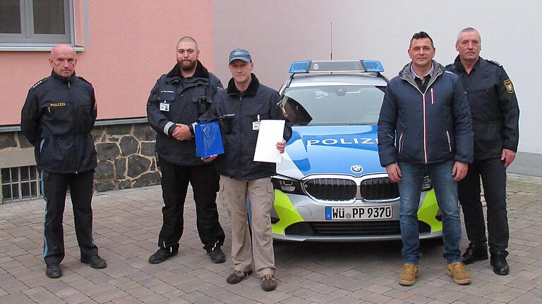 Die Sicherheitswacht unterstützt die Beamten der Polizeiinspektion und geht in Mellrichstadt, Ostheim und Fladungen auf Streife. Im Bild (von links) der stellvertretende Dienststellenleiter Thomas Pfennig, Dominik Langenbrunner, Jazek König und Stefan Bandemer von der Sicherheitswacht sowie der Leiter der Inspektion Mellrichstadt, Elmar Hofmann. Die Sicherheitswacht unterstützt die Beamten der Polizeiinspektion und geht in Mellrichstadt, Ostheim und Fladungen auf Streife. Im Bild (von links) der stellvertretende Dienststellenleiter Thomas Pfennig, Dominik Langenbrunner, Jazek König und Stefan Bandemer von der Sicherheitswacht sowie der Leiter der Inspektion Mellrichstadt, Elmar Hofmann. 