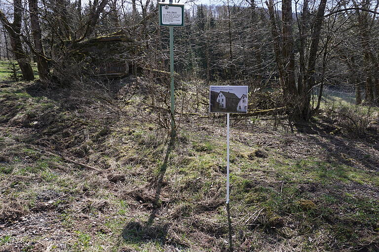 Wo heute nur Bäume zu sehen sind, war einst ein Hof des Weilers Silberhof. Aus Sicherheitsgründen wurden die Schilder in Straßennähe aufgestellt.