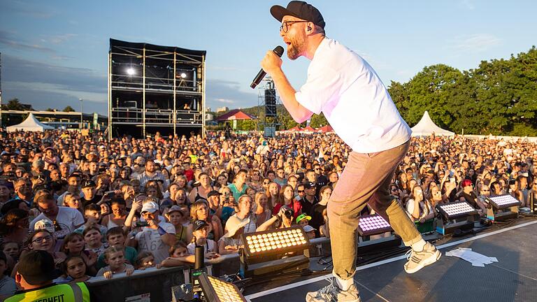 Mehr als 9000 Besucherinnen und Besucher sollen laut Veranstalter das Konzert von Mark Forster am Sonntagabend auf dem Festplatz in Bad Neustadt gesehen haben.