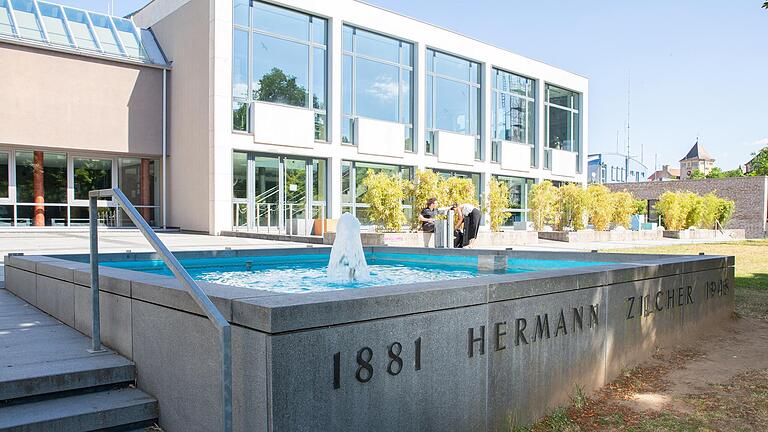 Verliert er seine Widmung? Der Hermann-Zilcher-Brunnen an der Hochschule für Musik in Würzburg.&nbsp;