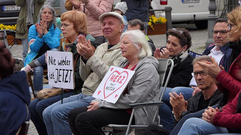 Rund 200 Menschen setzten am Mittwoch auf dem Haßfurter Marktplatz ein Zeichen für Demokratie. Dabei zeigte sich der Zusammenhalt über alle Parteigrenzen hinweg.