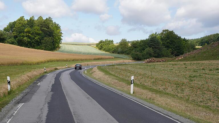 Eine enge Schlaglochpiste mit scharfen Kurven: So sah die Staatsstraße 2292 kurz nach Frickenhausen vor dem Ausbau aus.