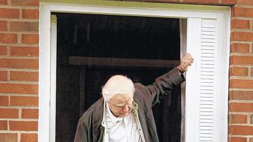 Die Schlüsselszene: Allan Karlsson (Robert Gustafsson) steigt aus dem Fenster des Altenheims.