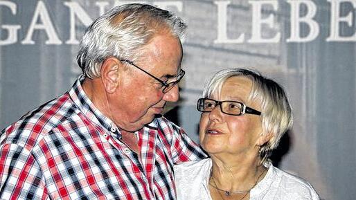 Der Filmtitel ist Programm: Karin und Martin Wirsching bei ihrer Privatvorstellung im Marktheidenfelder Kino. &bdquo;Eine Frau fürs ganze Leben&ldquo; mit Klausjürgen Wussow und Ruth Leuwerik flimmerte anlässlich der Goldenen Hochzeit über die Leinwand.