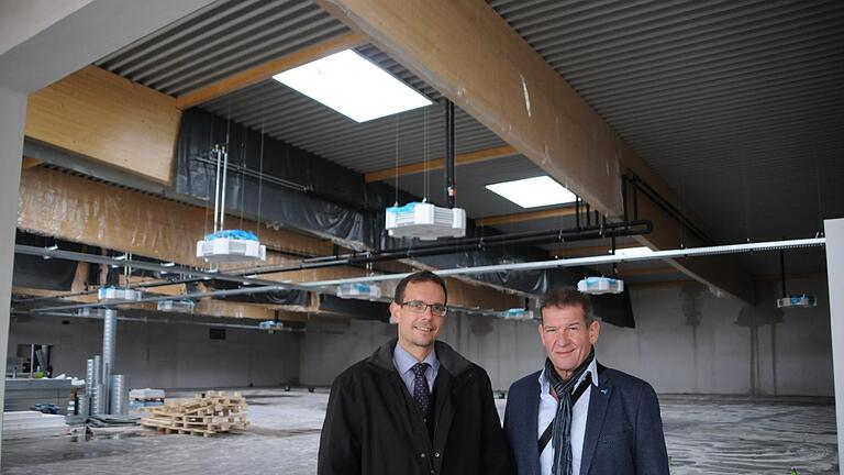 Rainer Lapp (rechts) und Sinntals Bürgermeister Carsten Ullrich schauten nach dem Stand der Dinge.             Julia Kreß       -  Rainer Lapp (rechts) und Sinntals Bürgermeister Carsten Ullrich schauten nach dem Stand der Dinge.             Julia Kreß