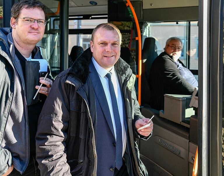 Mit dem Bus von Kürnach nach Zell: Reporter Thomas Fritz und CSU-Landratskandidat Thomas Eberth starten zur Landkreis-Tour.&nbsp;