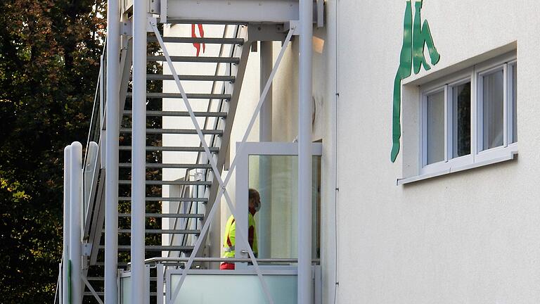 Zu einem Pfeifkonzert kam es, als die Tests über einen Seiteneingang in die Schule gebracht wurden. Zu einem Pfeifkonzert kam es, als die Tests über einen Seiteneingang in die Schule gebracht wurden.