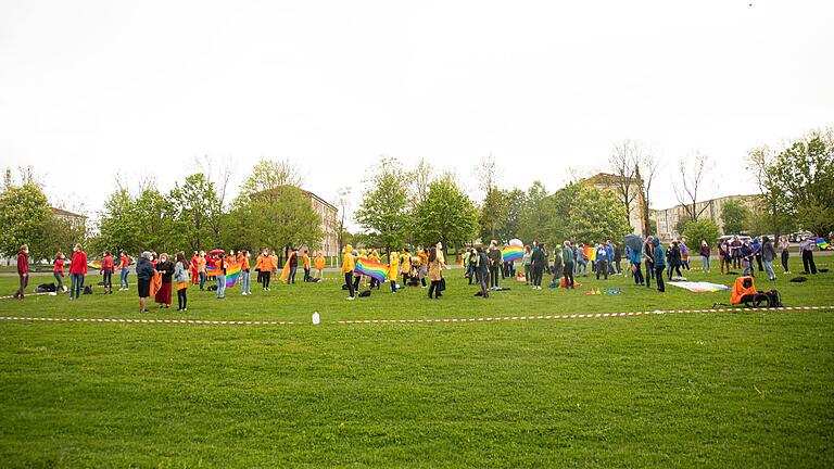 'Queer Pride/Gaymeinsam' bilden auf der Hublandwiese eine menschliche Regenbogenfahne.