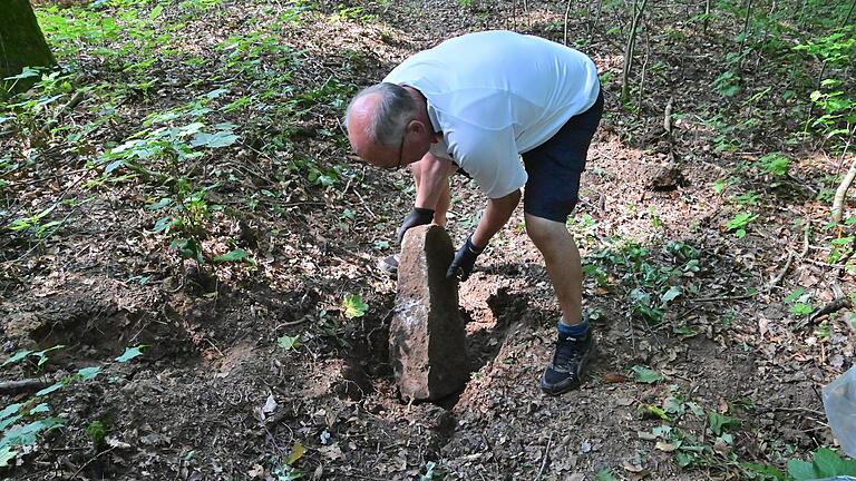 Umgefallene Grenzsteine wurden im Vorfeld aufgerichtet.