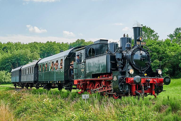Fahrt in die Vergangenheit: Seit 1996 wird die Bahnstrecke im oberen Streutal von der Museumseisenbahn des Fränkischen Freilandmuseums Fladungen genutzt. Fahrt in die Vergangenheit: Seit 1996 wird die Bahnstrecke im oberen Streutal von der Museumseisenbahn des Fränkischen Freilandmuseums Fladungen genutzt.